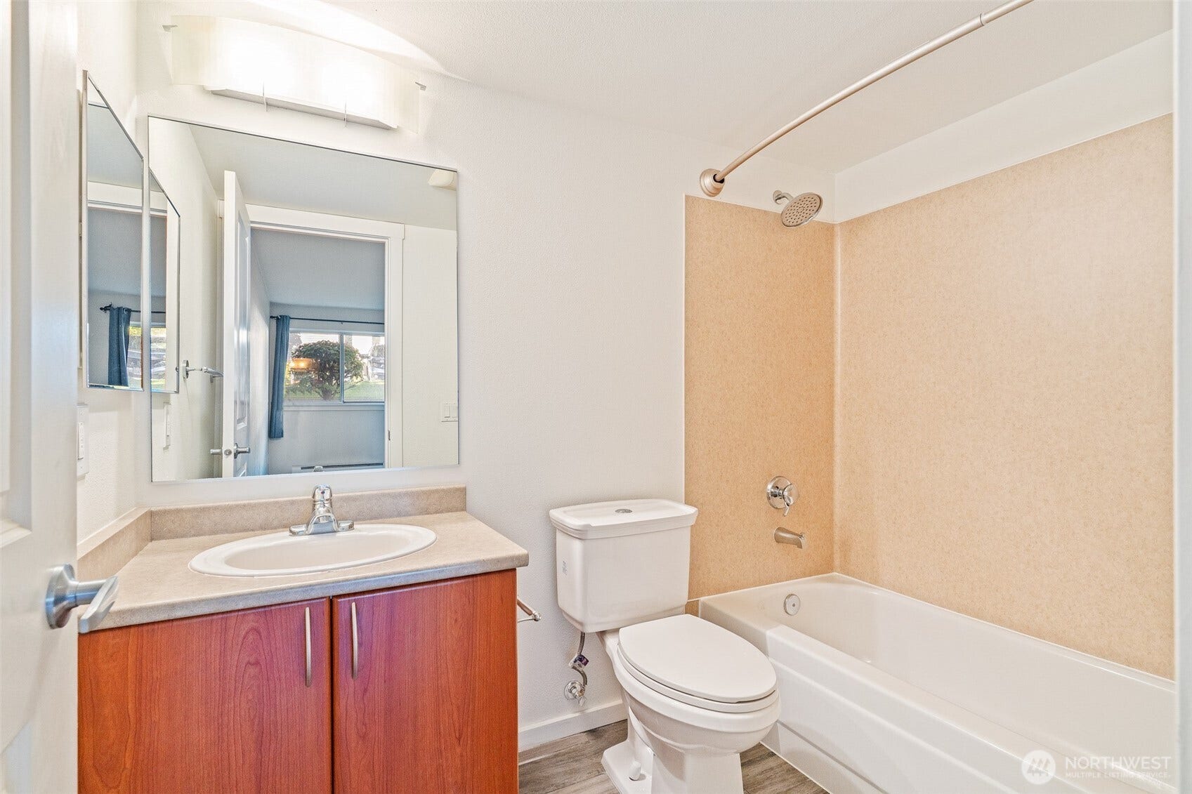 15415 35th Avenue W, #F105, Lynnwood, WA 98087 Bathroom off room #2