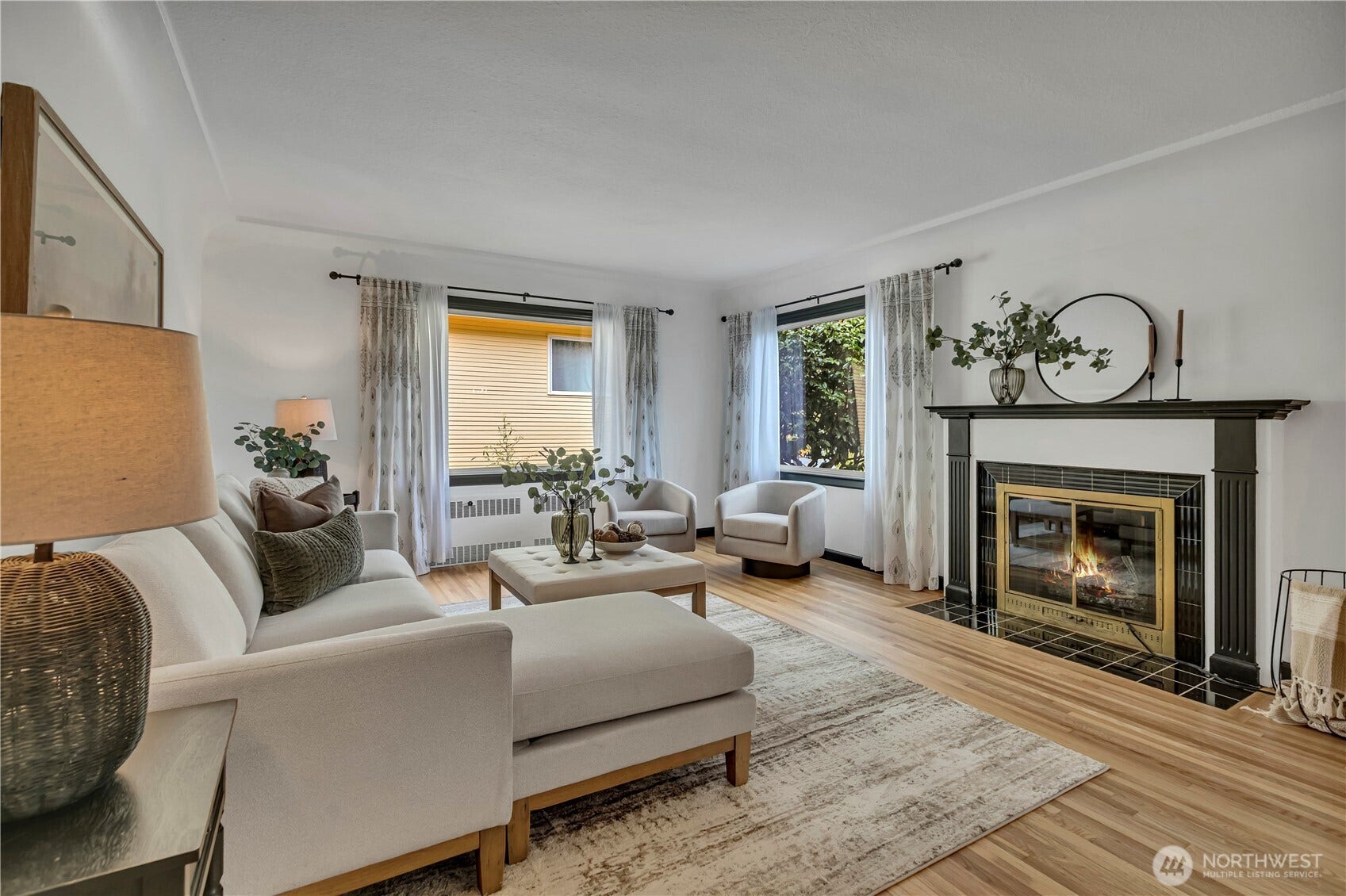 1910 N Union Avenue, Tacoma, WA 98406 Expansive living room with refinished oak hardwood flooring!