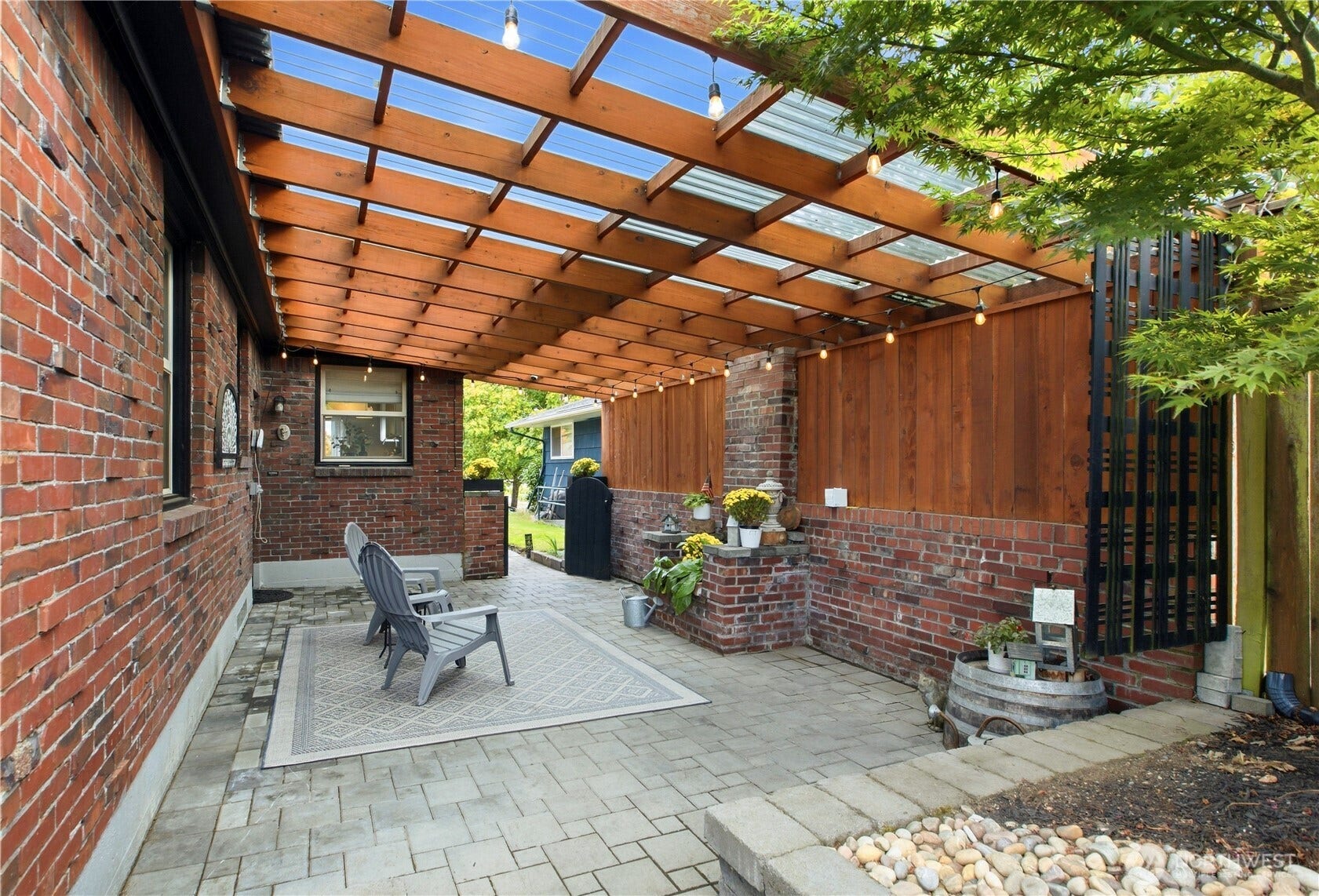 1910 N Union Avenue, Tacoma, WA 98406 Cozy covered outdoor paver patio for summer & winter BBQing!