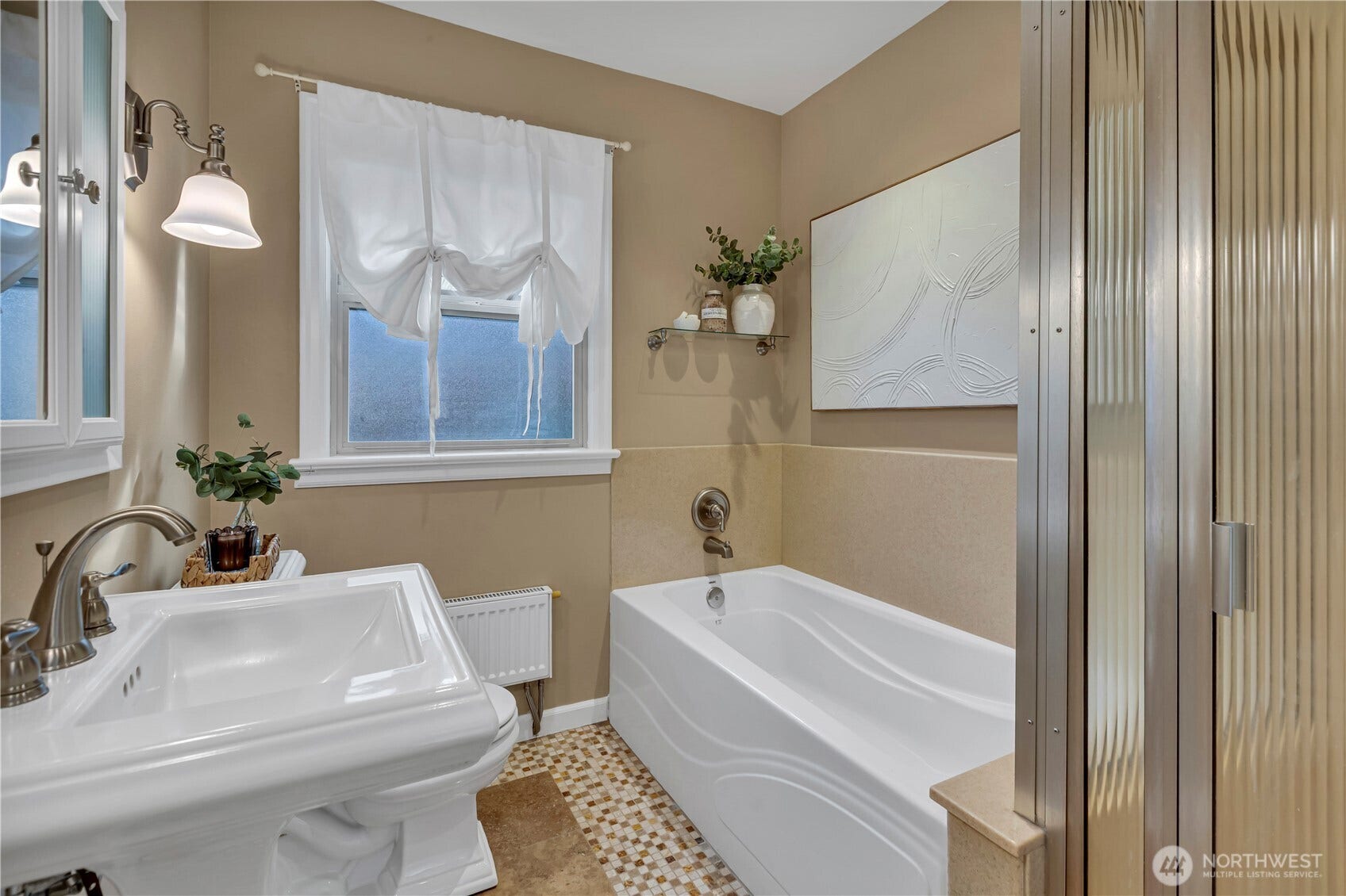 1910 N Union Avenue, Tacoma, WA 98406 Another view of the main bath upstairs