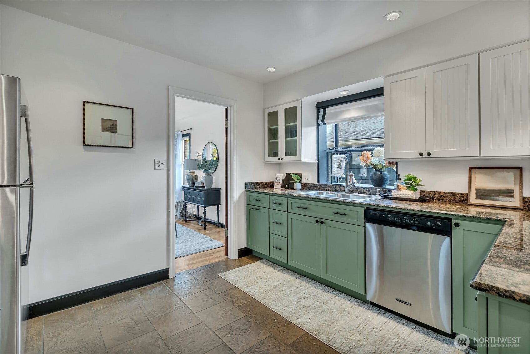 1910 N Union Avenue, Tacoma, WA 98406 Very spacious kitchen room with ceramic tile flooring & lots of countertop prep space!