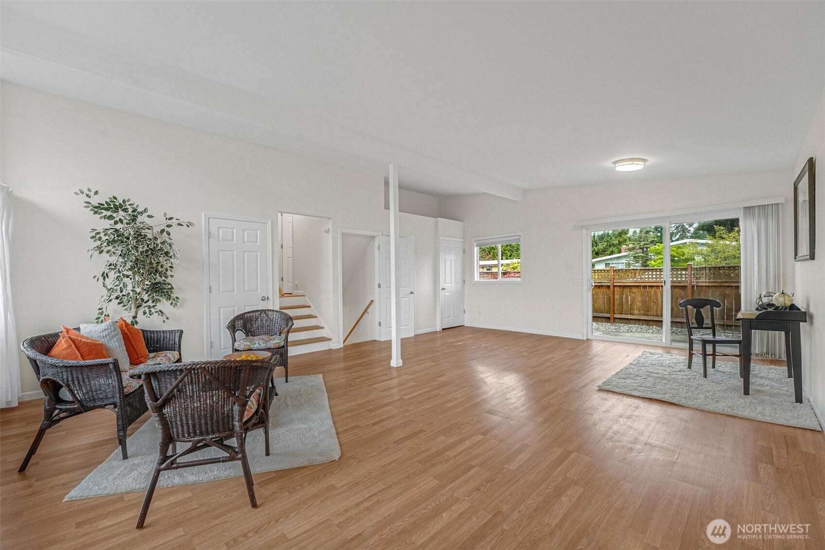 15425 SE 11th Street, Bellevue, WA 98007 Open floorplan with large sliding door to the fenced front patio