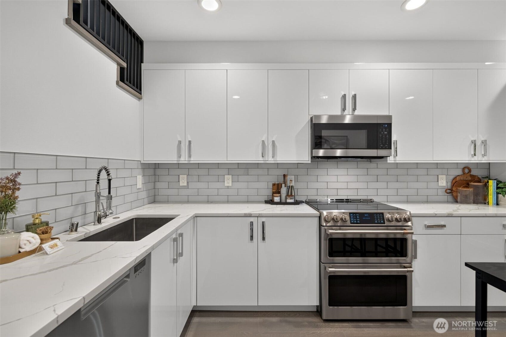 1615 S State Street, Seattle, WA 98144 Fisher & Paykel DishDrawers, full-size single sink and induction range with double ovens- even if you're not a cook, you'll surely look like one!