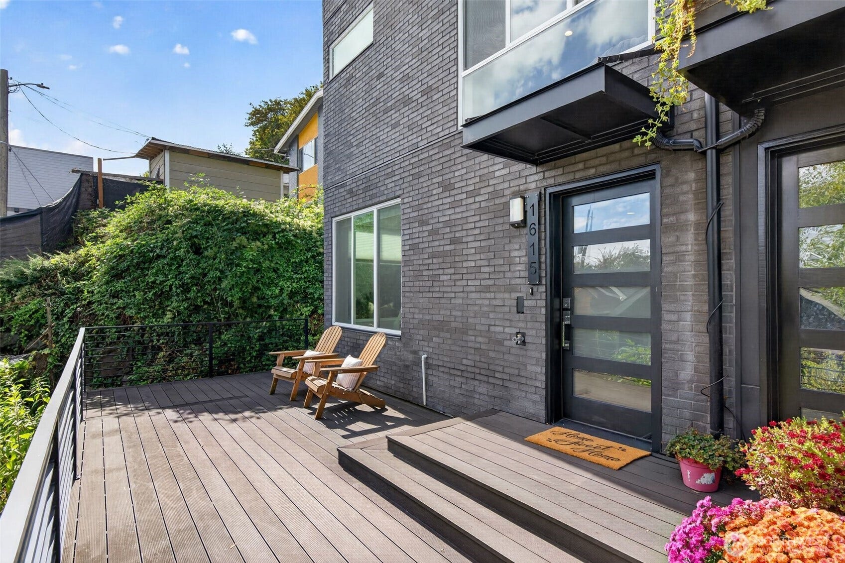 1615 S State Street, Seattle, WA 98144 Bonus Deck Spacebecause being the last unit means you get extra room!