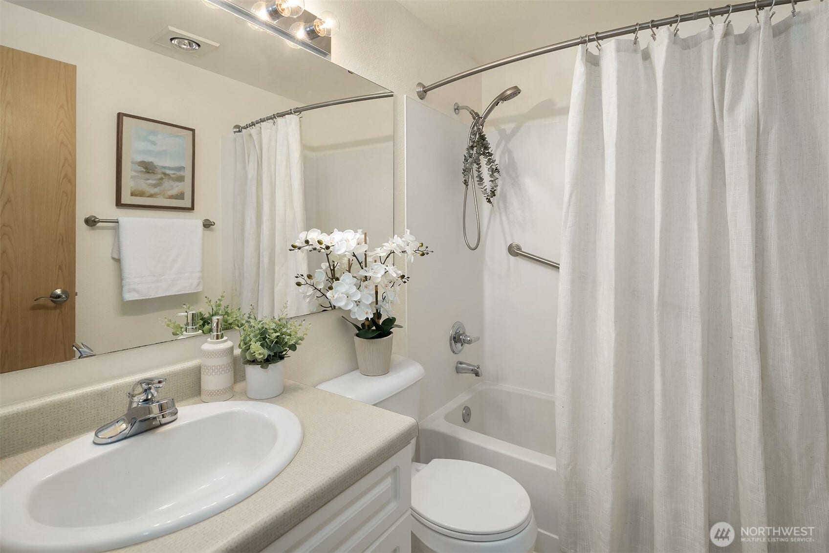 Guest/ Hallway Bathroom!