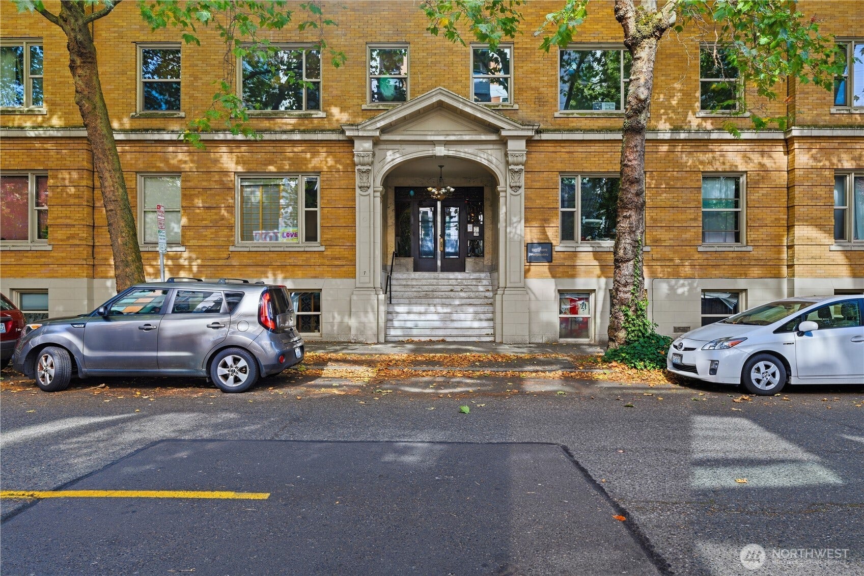 7 Harrison Street, #2, Seattle, WA 98109 The Strathmore, a classic brick co-op building in the heart of the lower QA/Uptown neighborhood centrally located to dining, shopping, Climate Pledge Arena, Uptown theater, public transportation, Seattle Center and more.