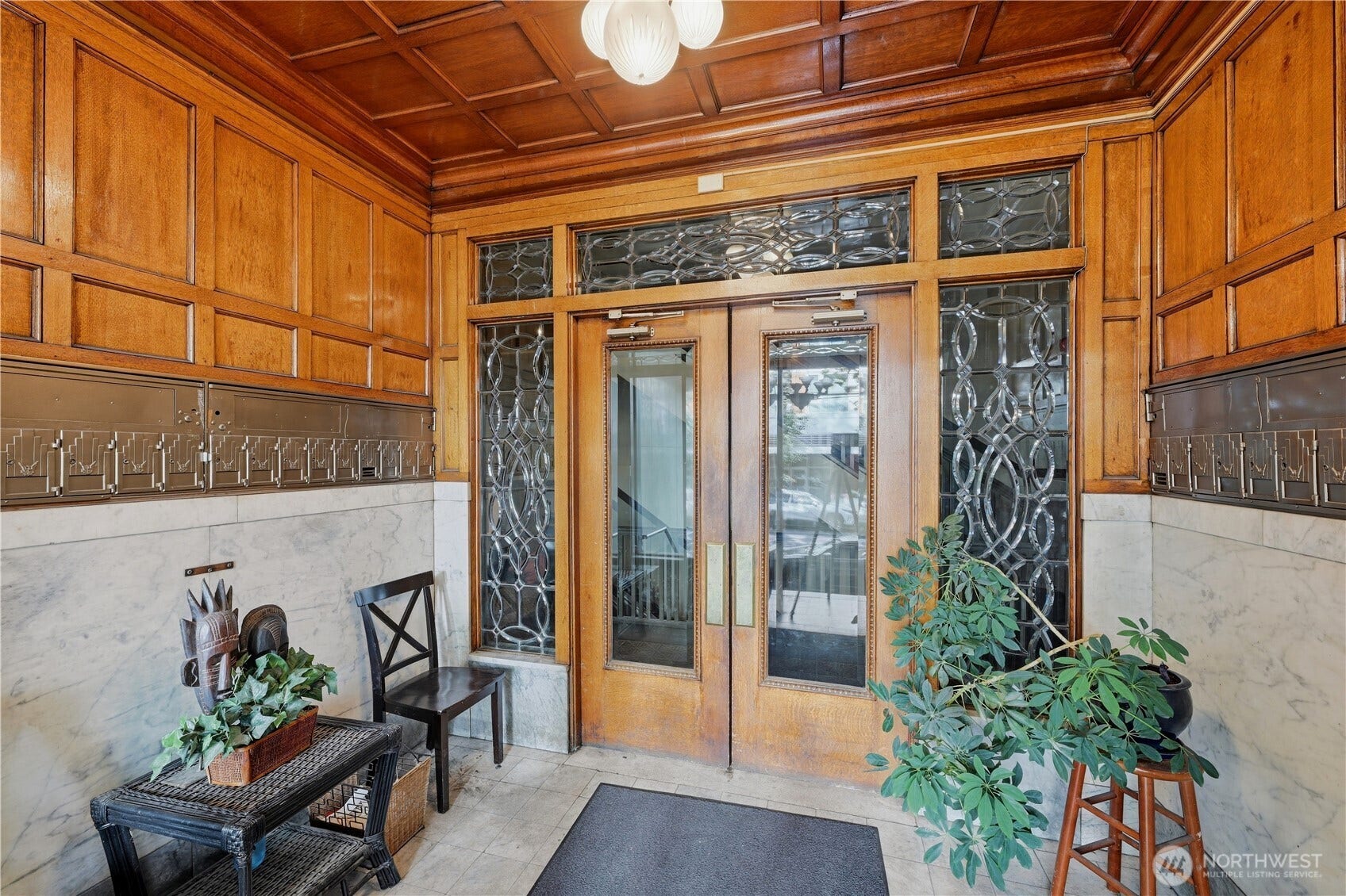 7 Harrison Street, #2, Seattle, WA 98109 Classic & stunning main lobby entry to the Strathmore.