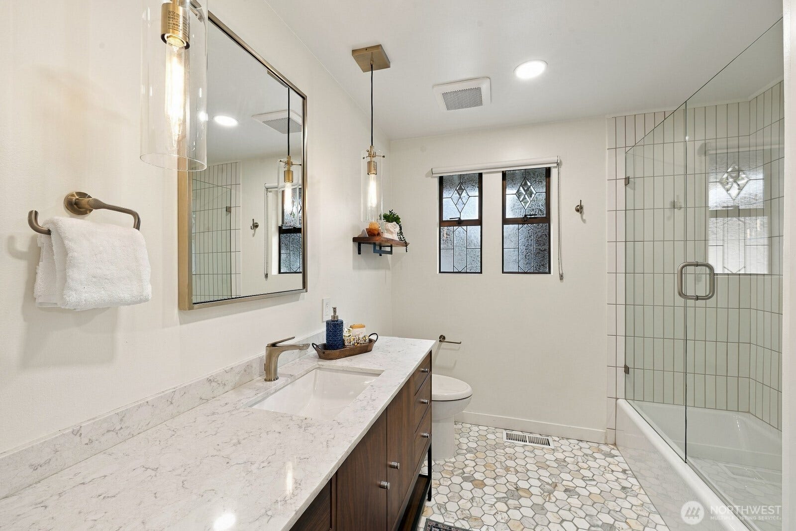 7114 164th Street SW, Edmonds, WA 98026 Full Bathroom, main level