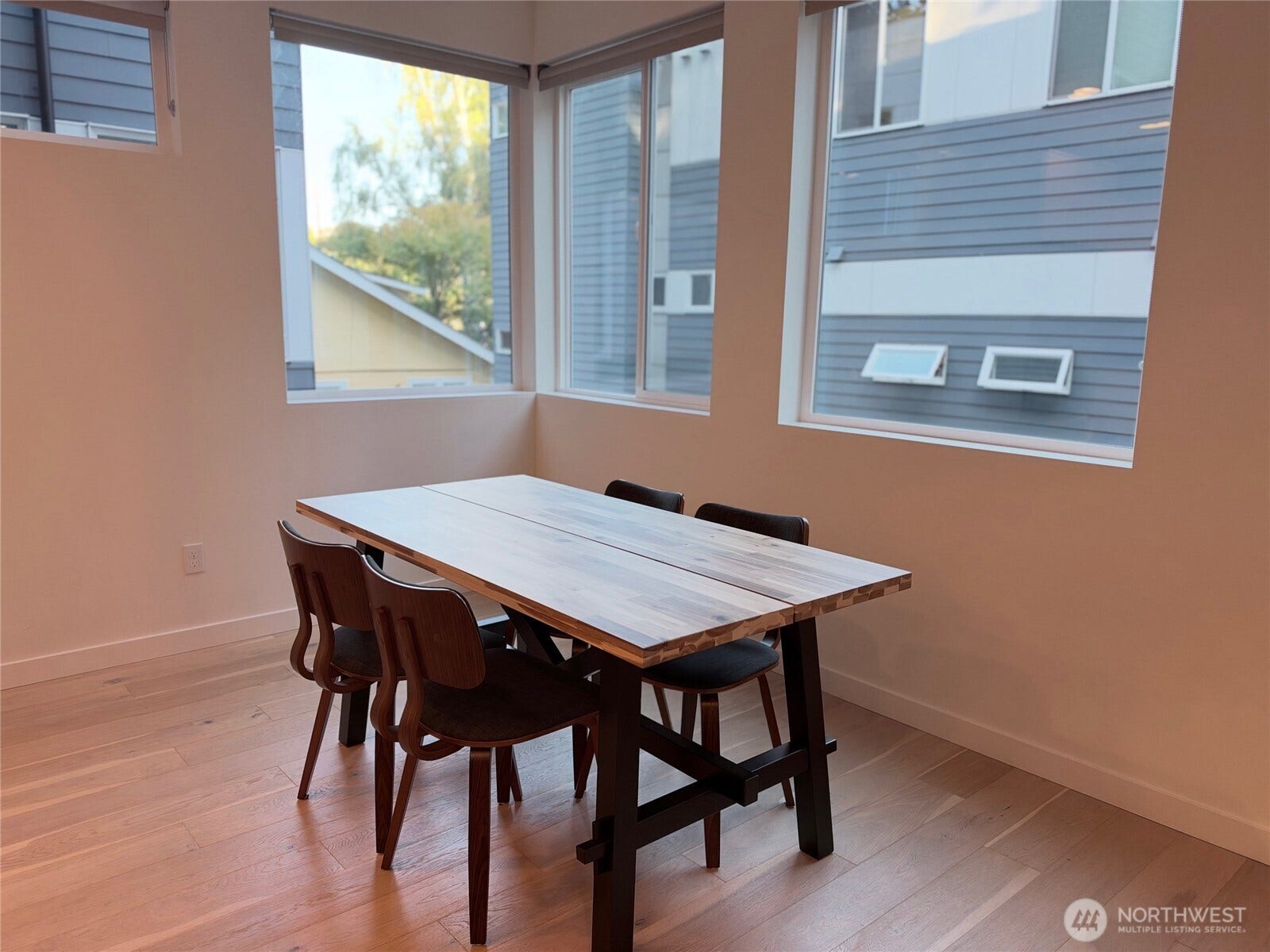 2617 3rd Avenue W, Seattle, WA 98119 Dining room