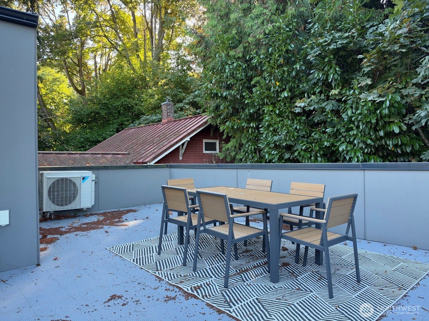 2617 3rd Avenue W, Seattle, WA 98119 Roof top deck