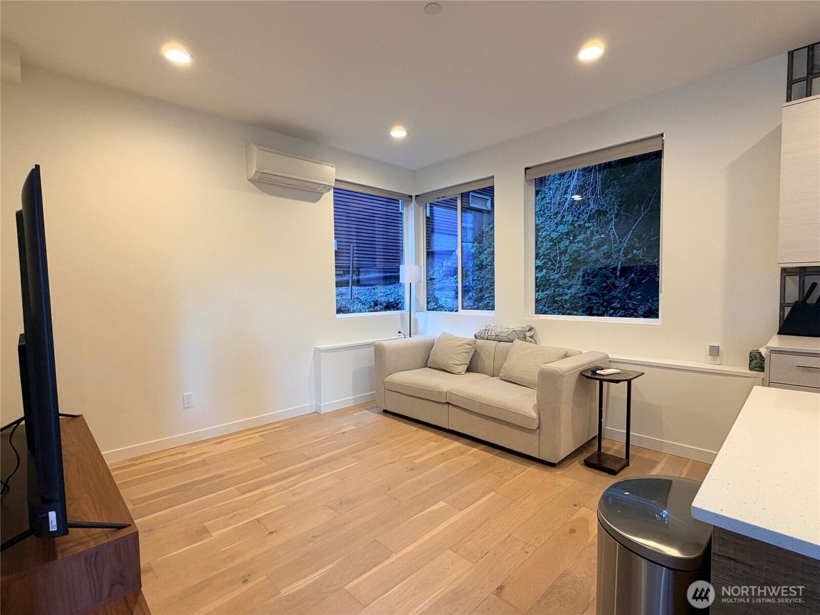 2617 3rd Avenue W, Seattle, WA 98119 Spacious living room