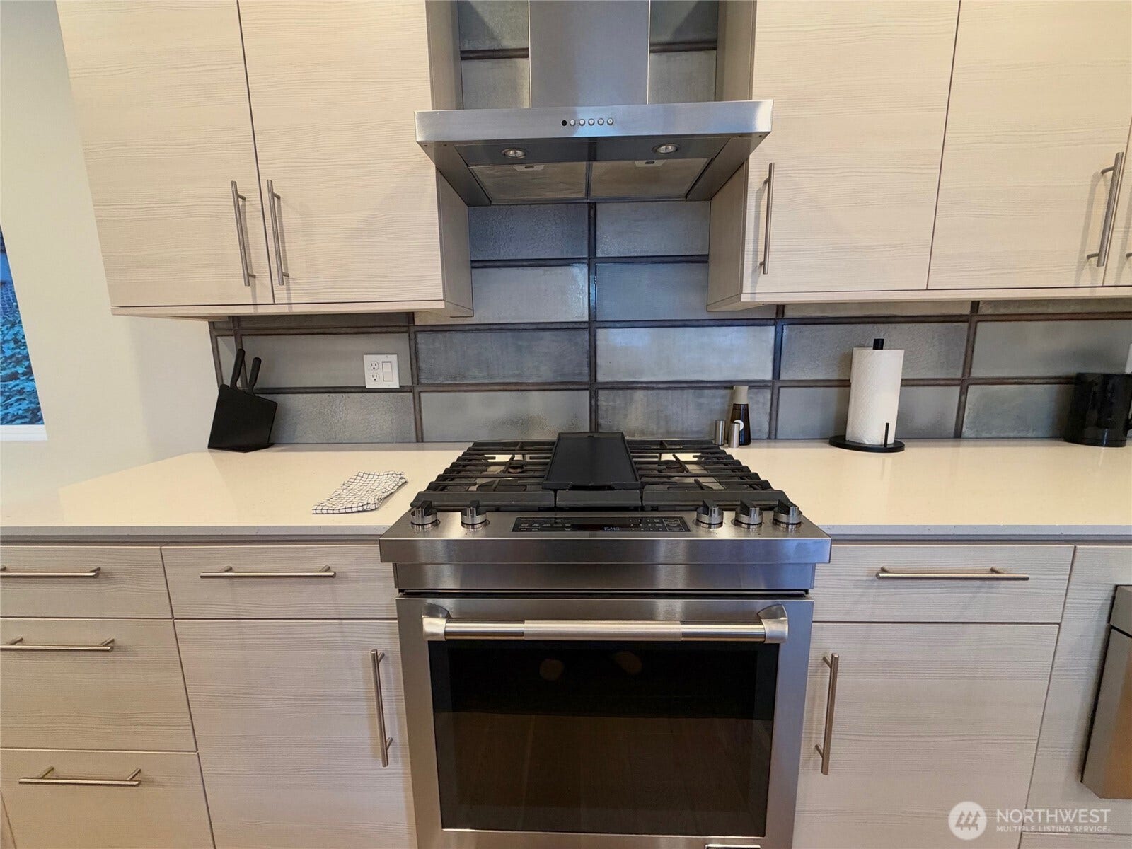 2617 3rd Avenue W, Seattle, WA 98119 Kitchen gas range w large amount of countertop space