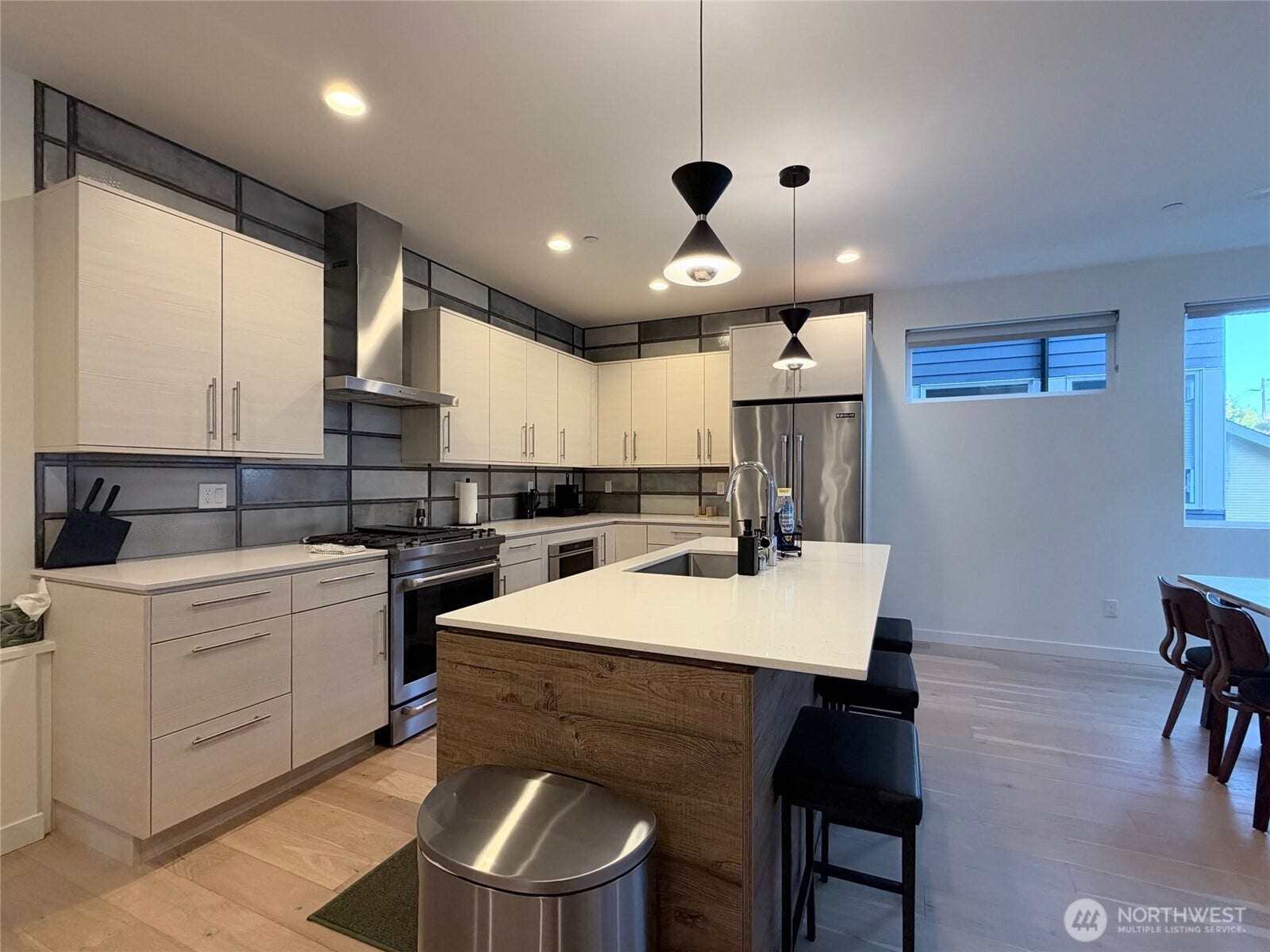 2617 3rd Avenue W, Seattle, WA 98119 Kitchen