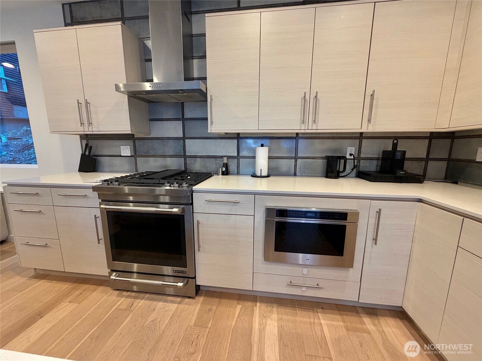 2617 3rd Avenue W, Seattle, WA 98119 Kitchen , gas range, built in microwave and powerful range hood