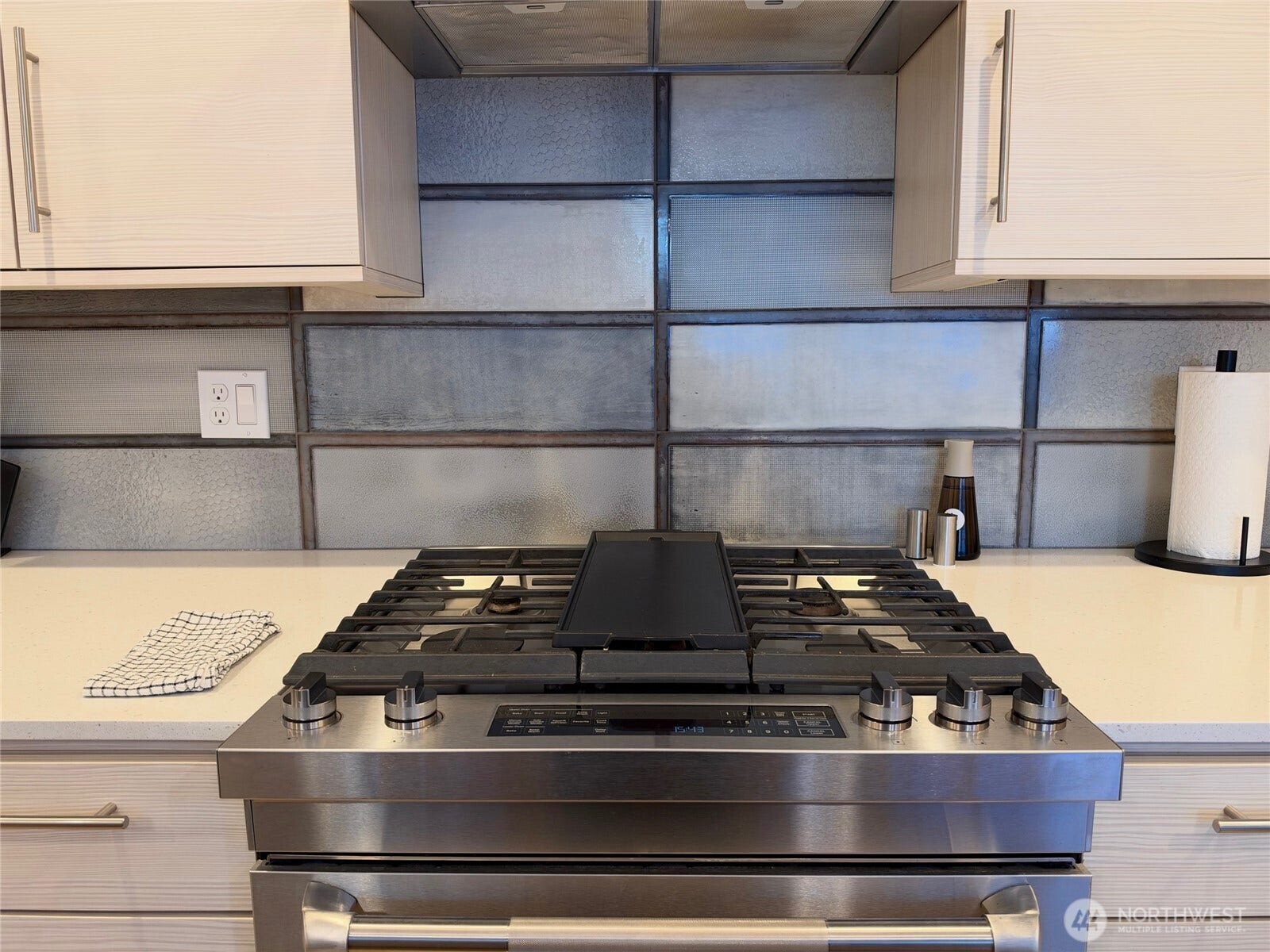 2617 3rd Avenue W, Seattle, WA 98119 Gas range for the gourmet cook