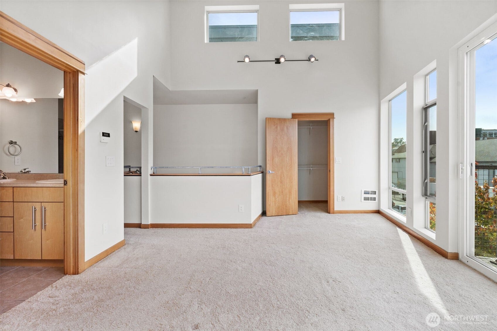 2520 Jefferson Avenue, #C, Tacoma, WA 98402 15' foot vaulted ceilings!