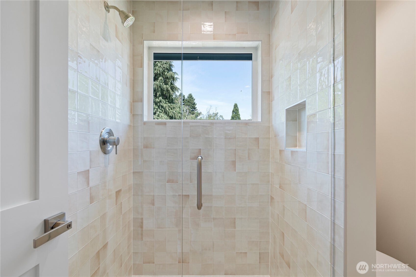 8043 19th Avenue NE, Seattle, WA 98115 Ensuite 3/4 bath