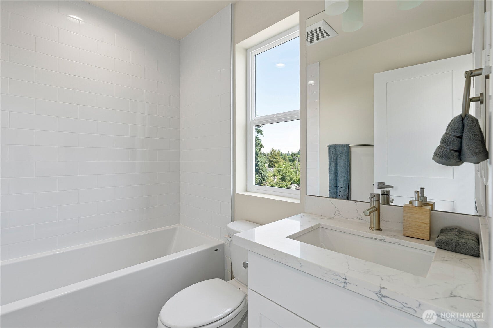 8043 19th Avenue NE, Seattle, WA 98115 Full ensuite bath.