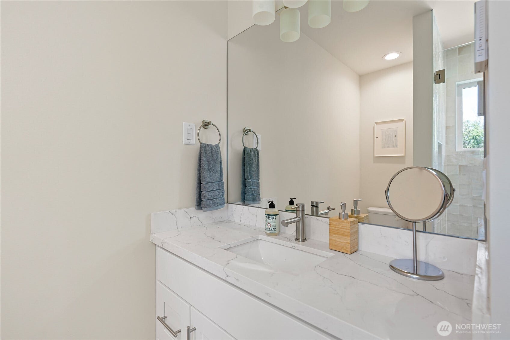 8043 19th Avenue NE, Seattle, WA 98115 Ensuite 3/4 bath