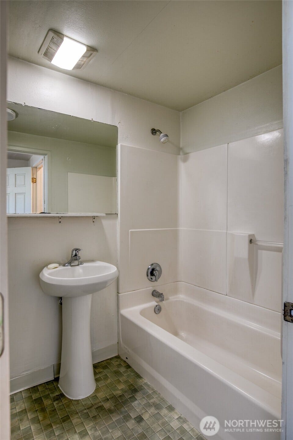 Bath off extra bedroom- toilet opposite side