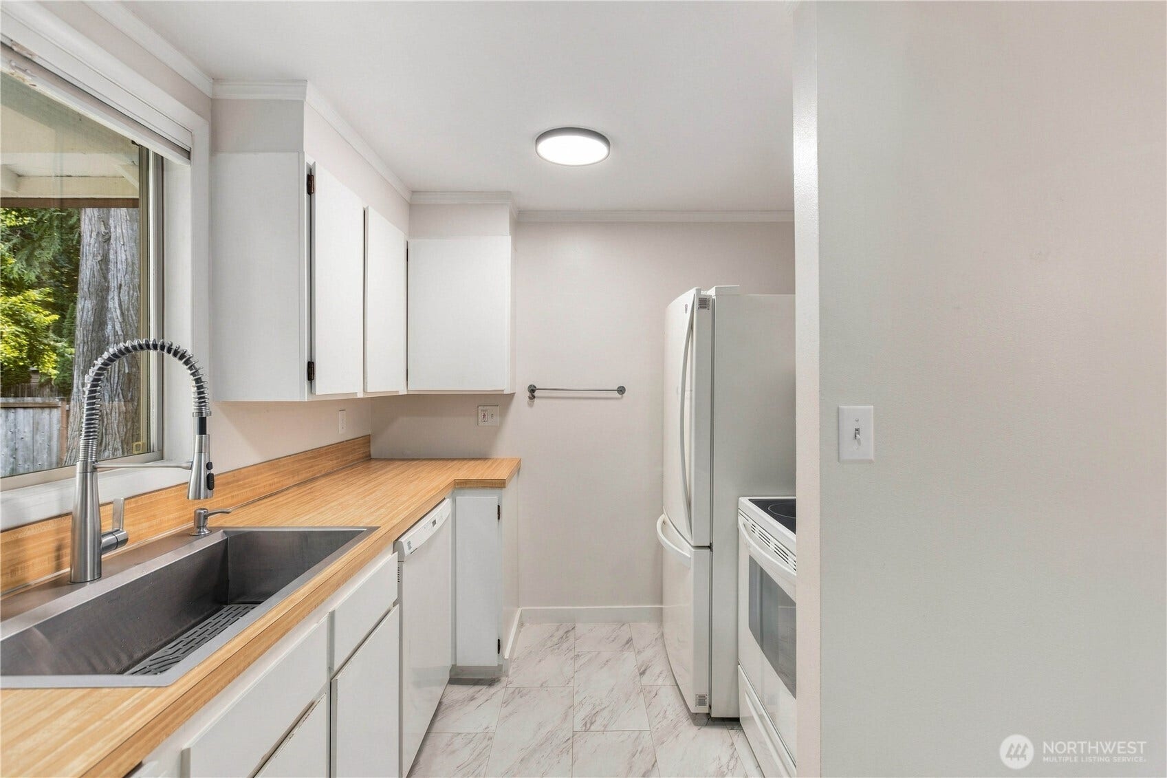 18709 Ballinger Way NE, Lake Forest Park, WA 98155