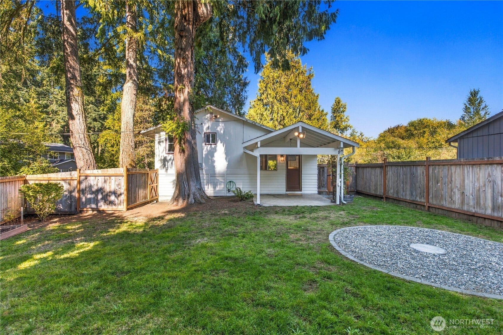 18709 Ballinger Way NE, Lake Forest Park, WA 98155
