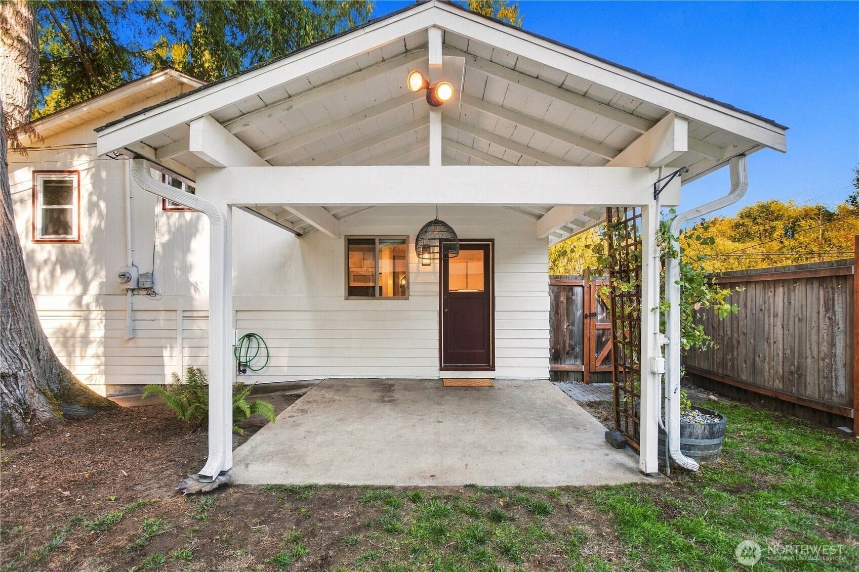 18709 Ballinger Way NE, Lake Forest Park, WA 98155