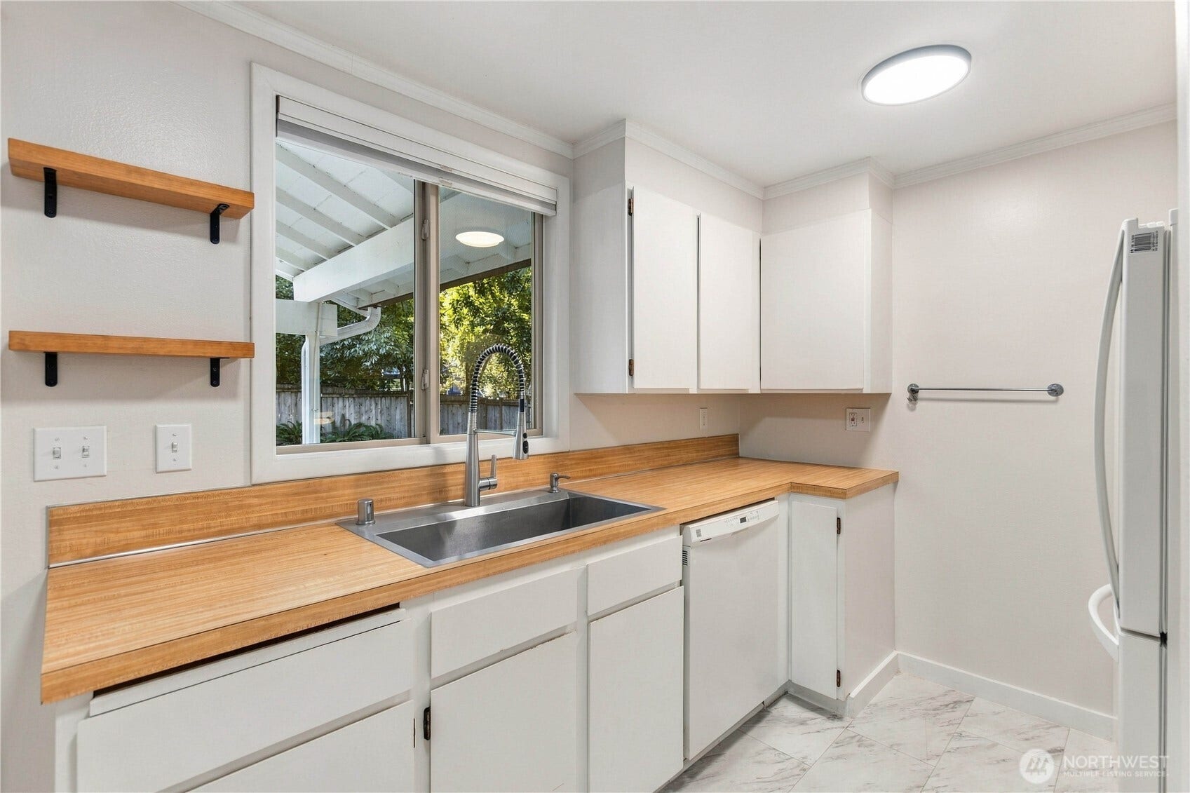 18709 Ballinger Way NE, Lake Forest Park, WA 98155