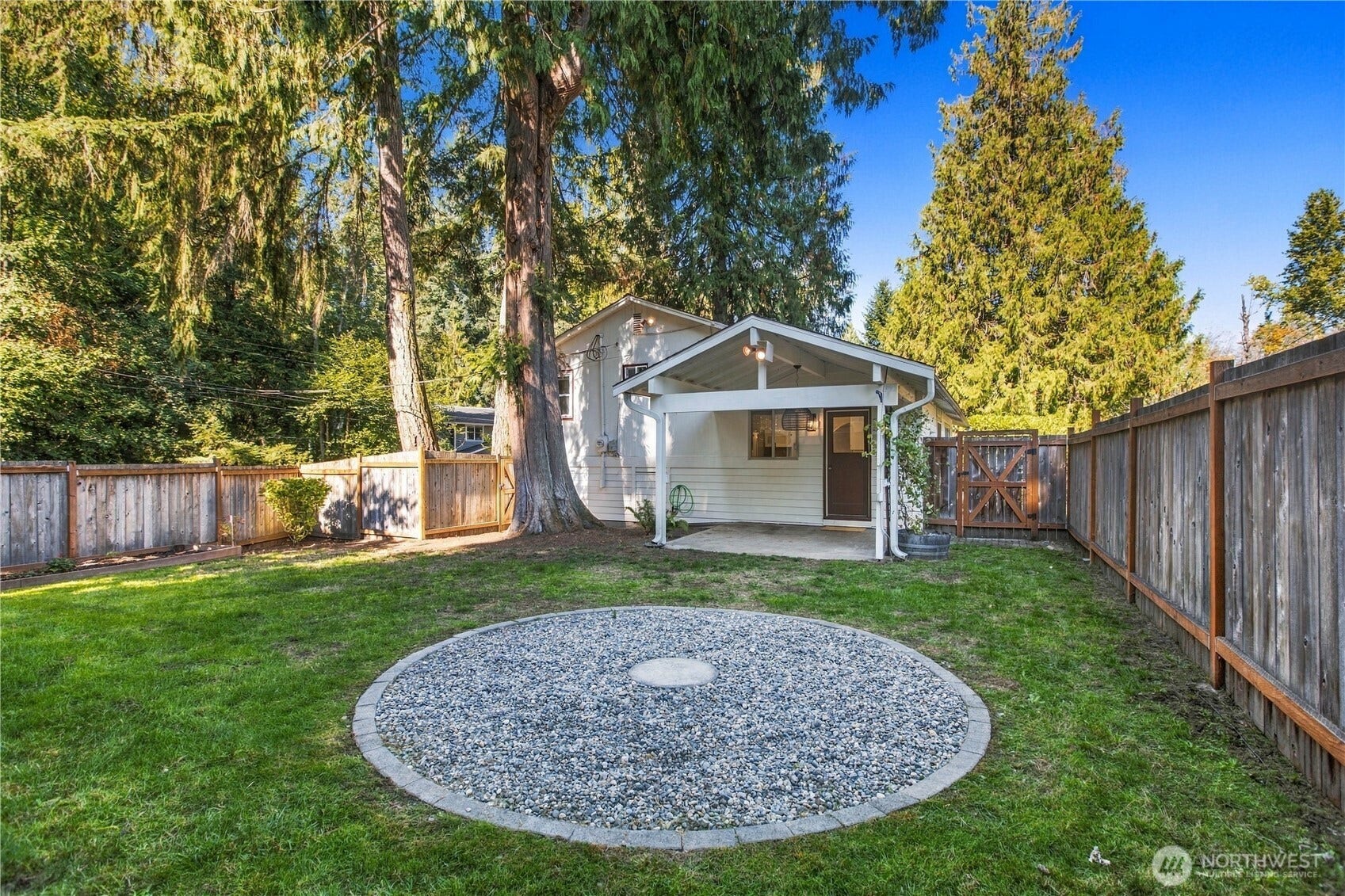 18709 Ballinger Way NE, Lake Forest Park, WA 98155