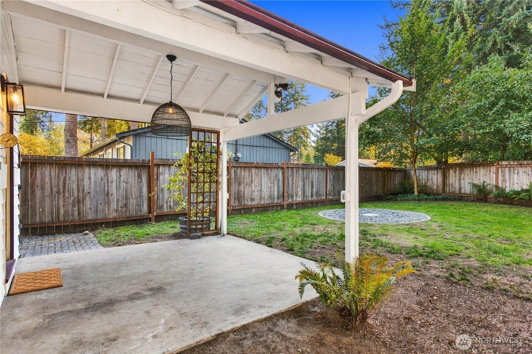 18709 Ballinger Way NE, Lake Forest Park, WA 98155