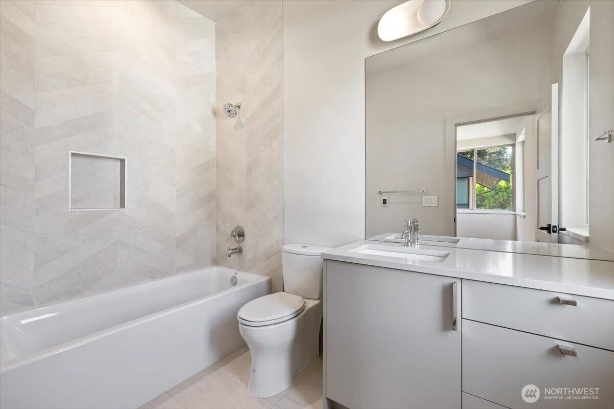 3454 33rd Avenue W, Seattle, WA 98199