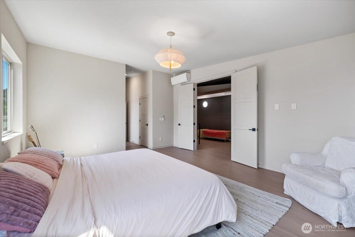 3454 33rd Avenue W, Seattle, WA 98199
