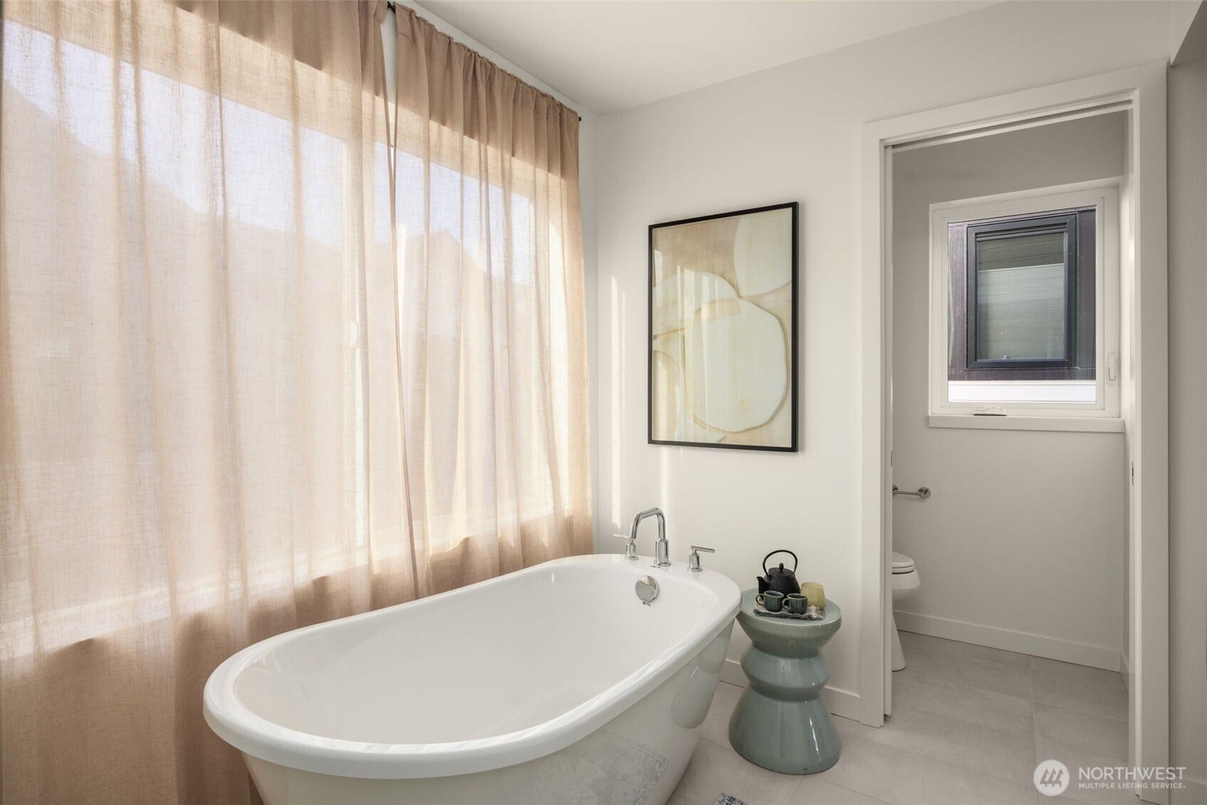 Freestanding soaking tub