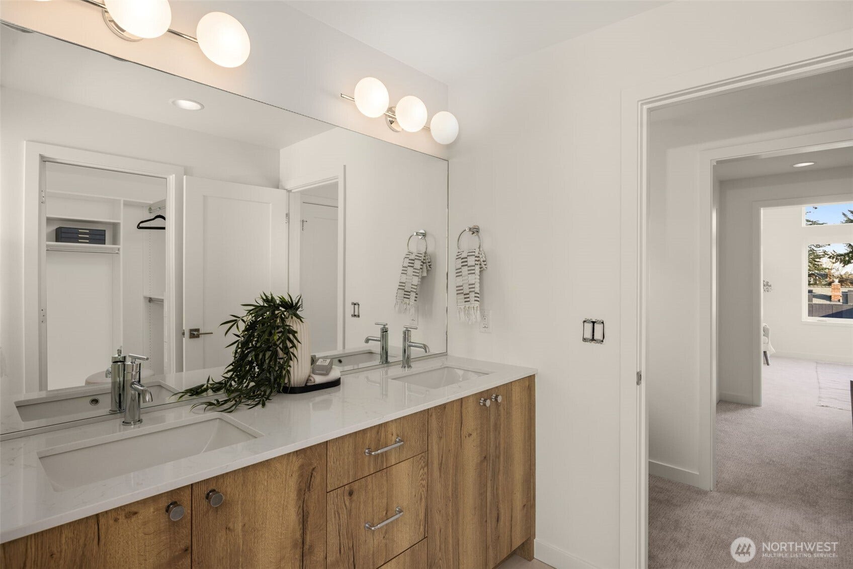Large mirror and generous counter space