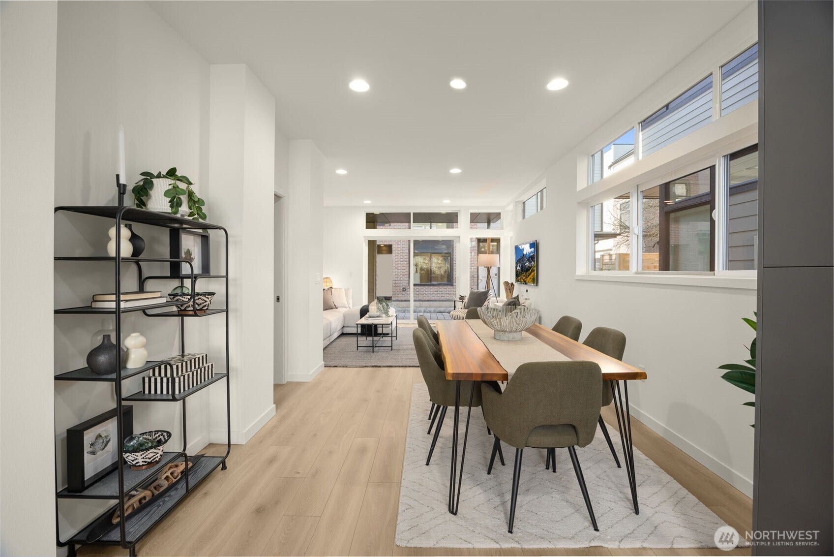 Flexible bonus space with great natural light
