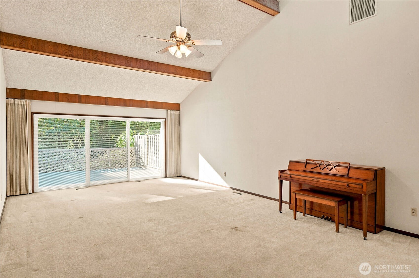 5628 139th Street NW, Gig Harbor, WA 98332 soaring ceilings in living room