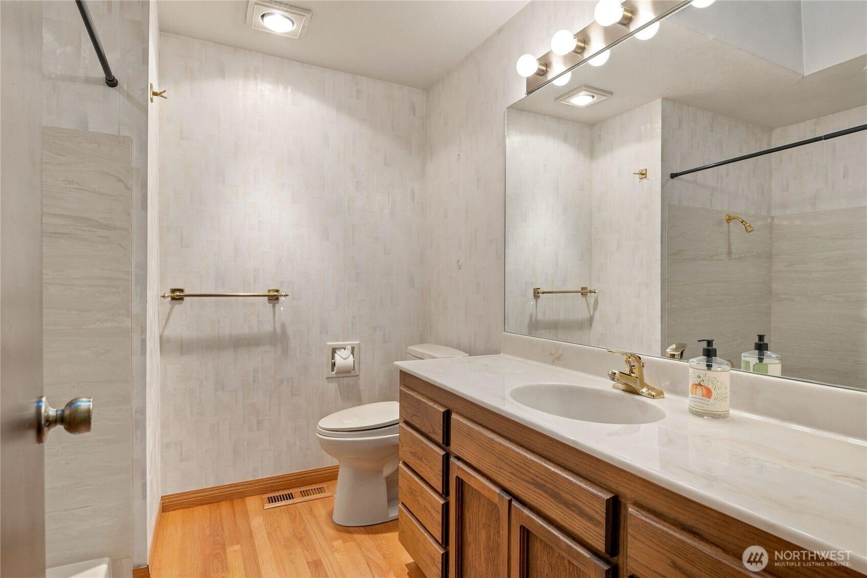 5628 139th Street NW, Gig Harbor, WA 98332 Impressive guest bath