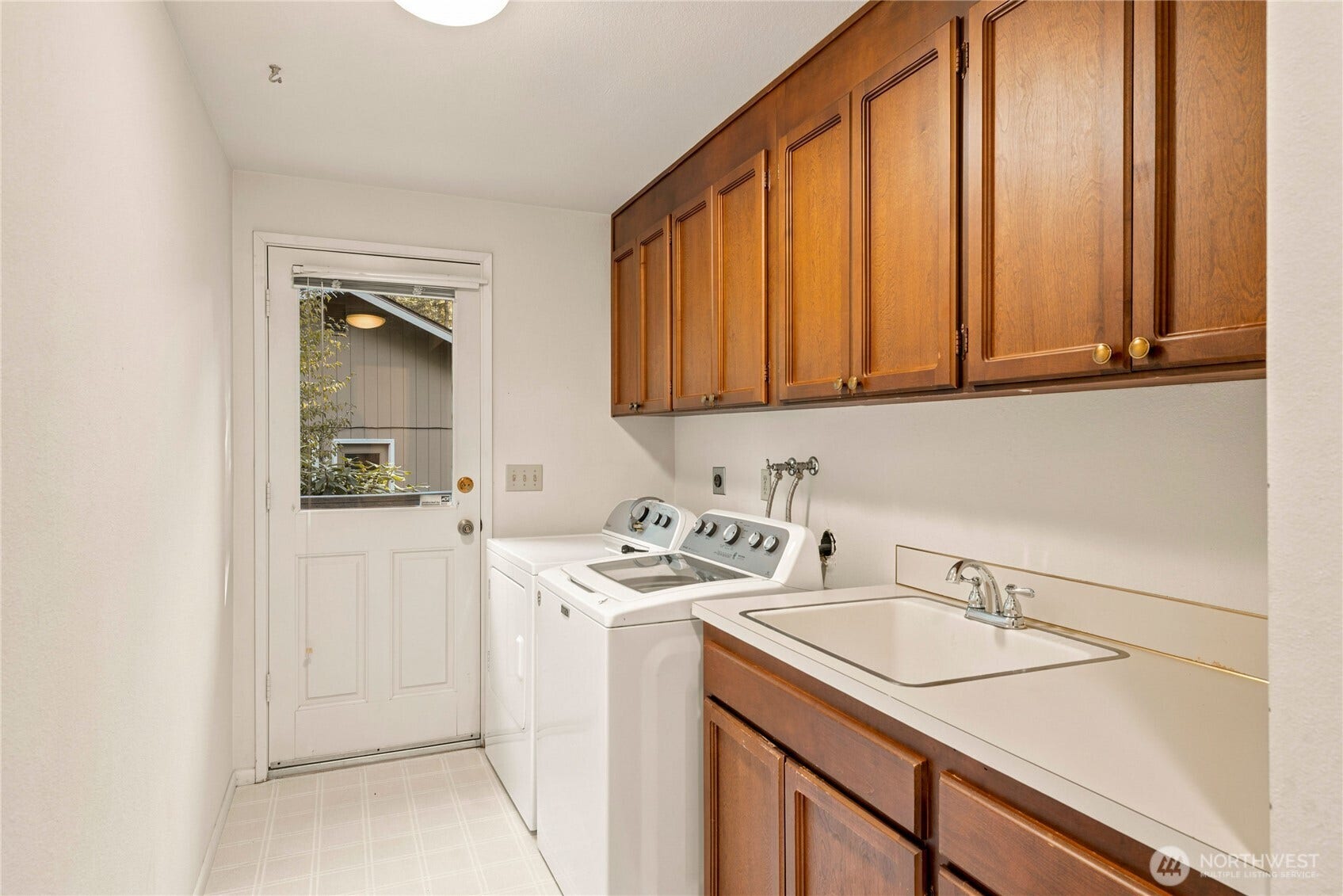 5628 139th Street NW, Gig Harbor, WA 98332 large mud room/laundry room