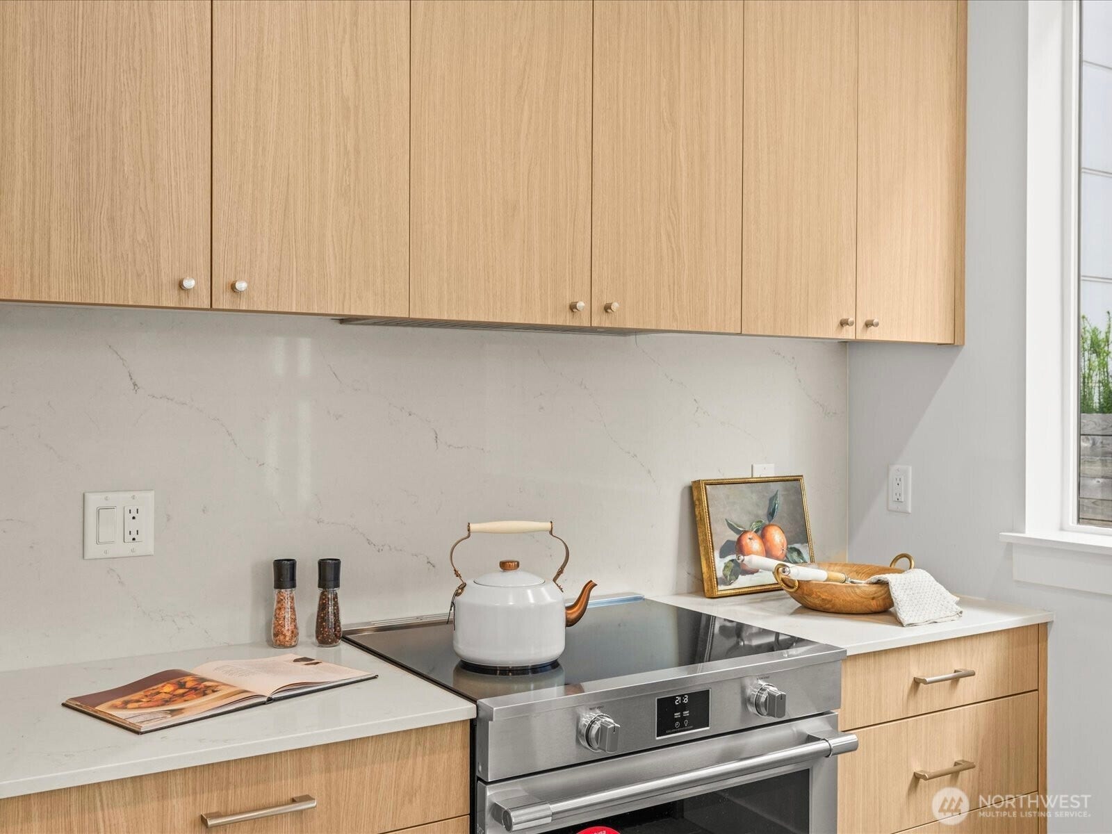 4326 Woodlawn Avenue N, #A, Seattle, WA 98103 Sleek, hidden, built-in hood.