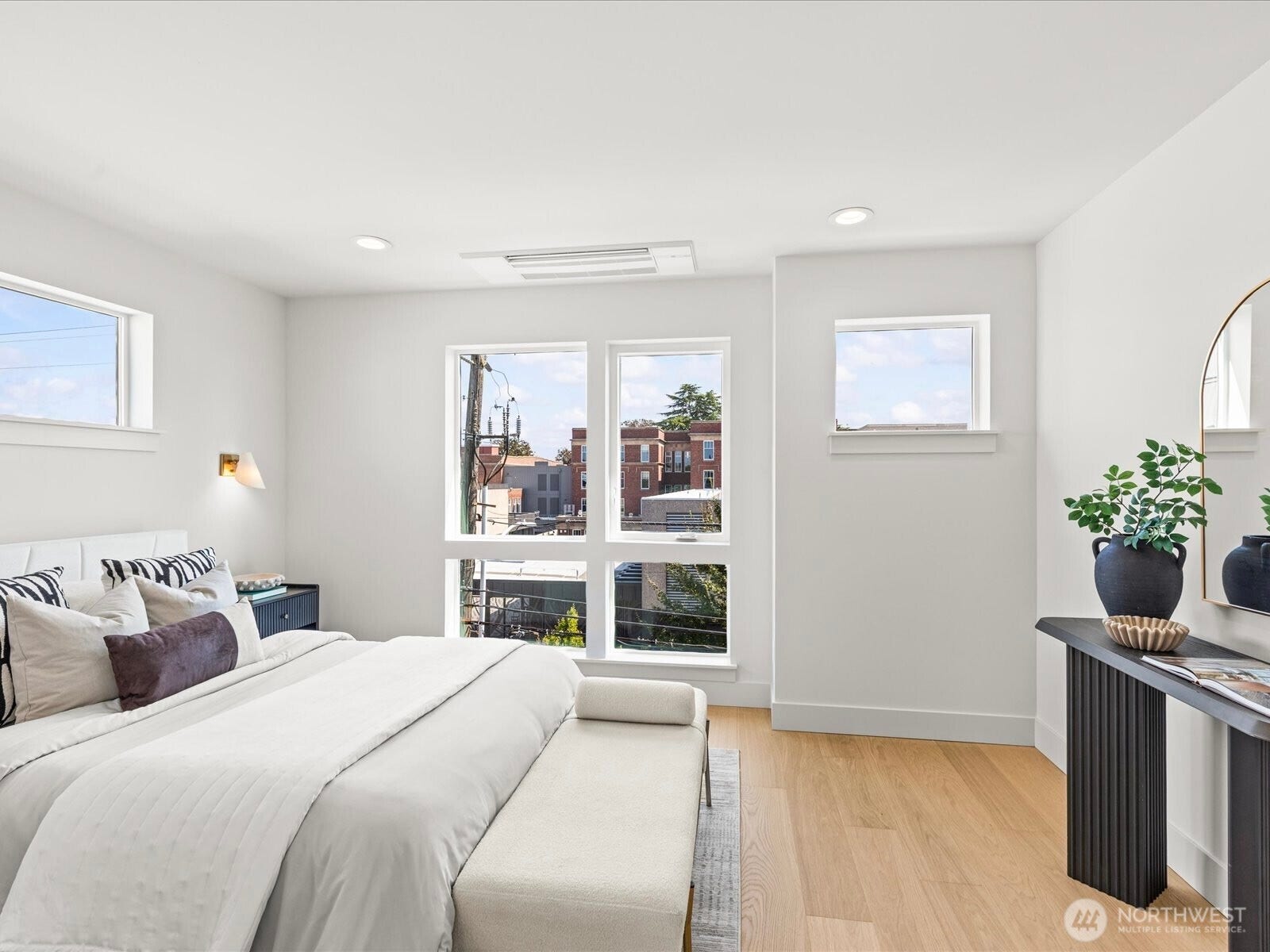 4326 Woodlawn Avenue N, #A, Seattle, WA 98103 Ahh, the spacious primary suite!