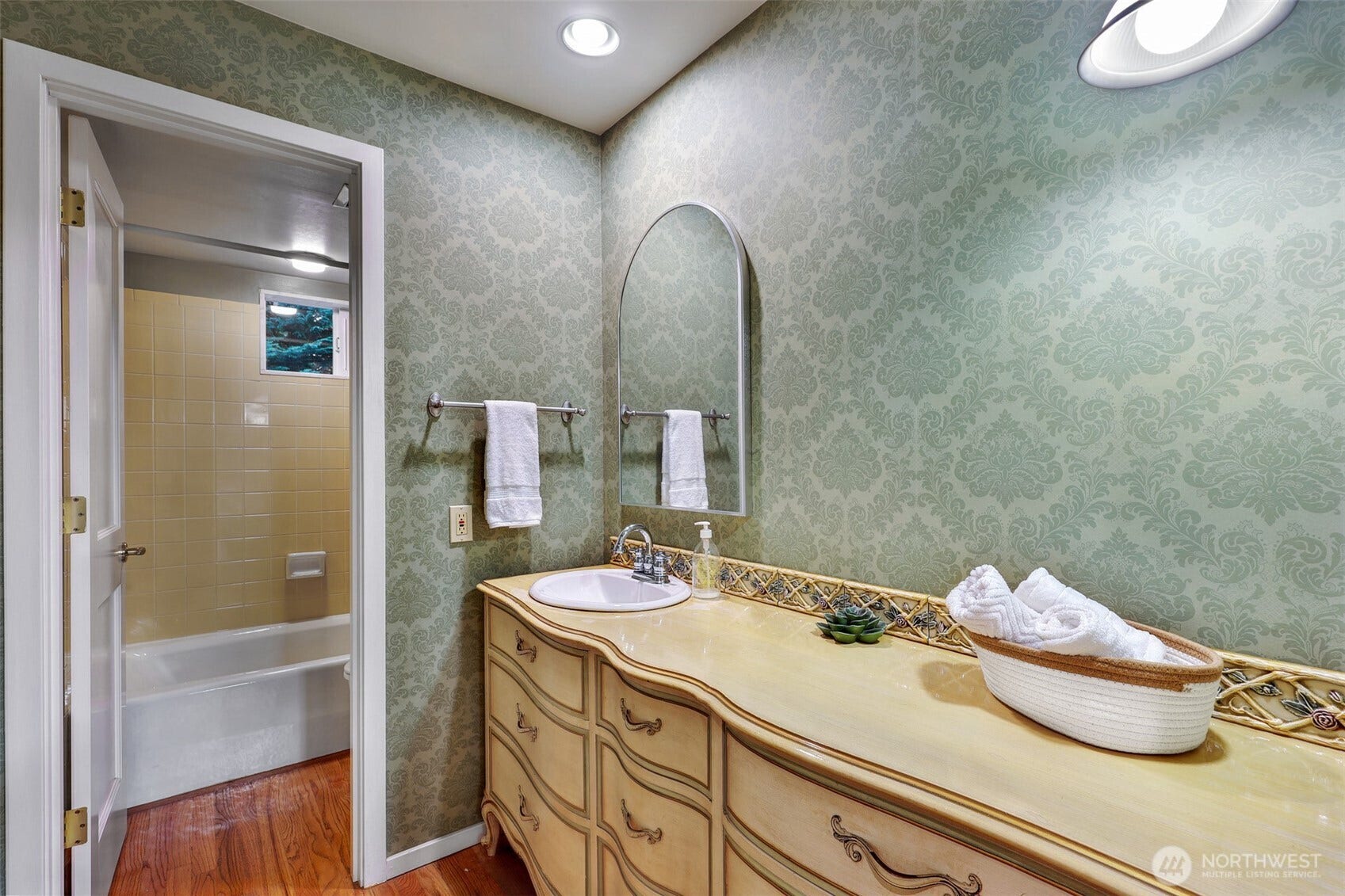 6720 W Mercer Way, Mercer Island, WA 98040 6720 W Mercer Way, Mercer Island, WA 98040