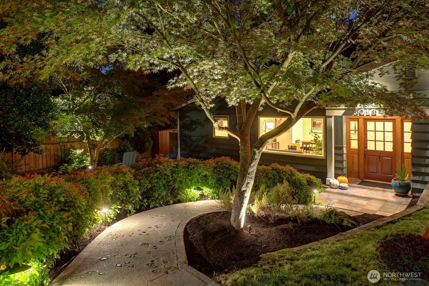 9013 25th Avenue NE, Seattle, WA 98115 Welcome home to 9013!