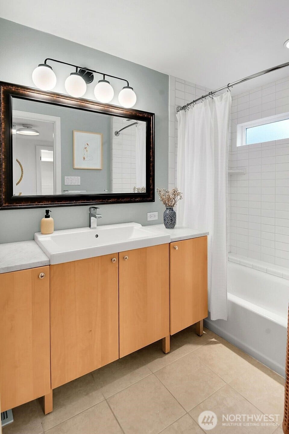9013 25th Avenue NE, Seattle, WA 98115 Primary ensuite with bathtub.