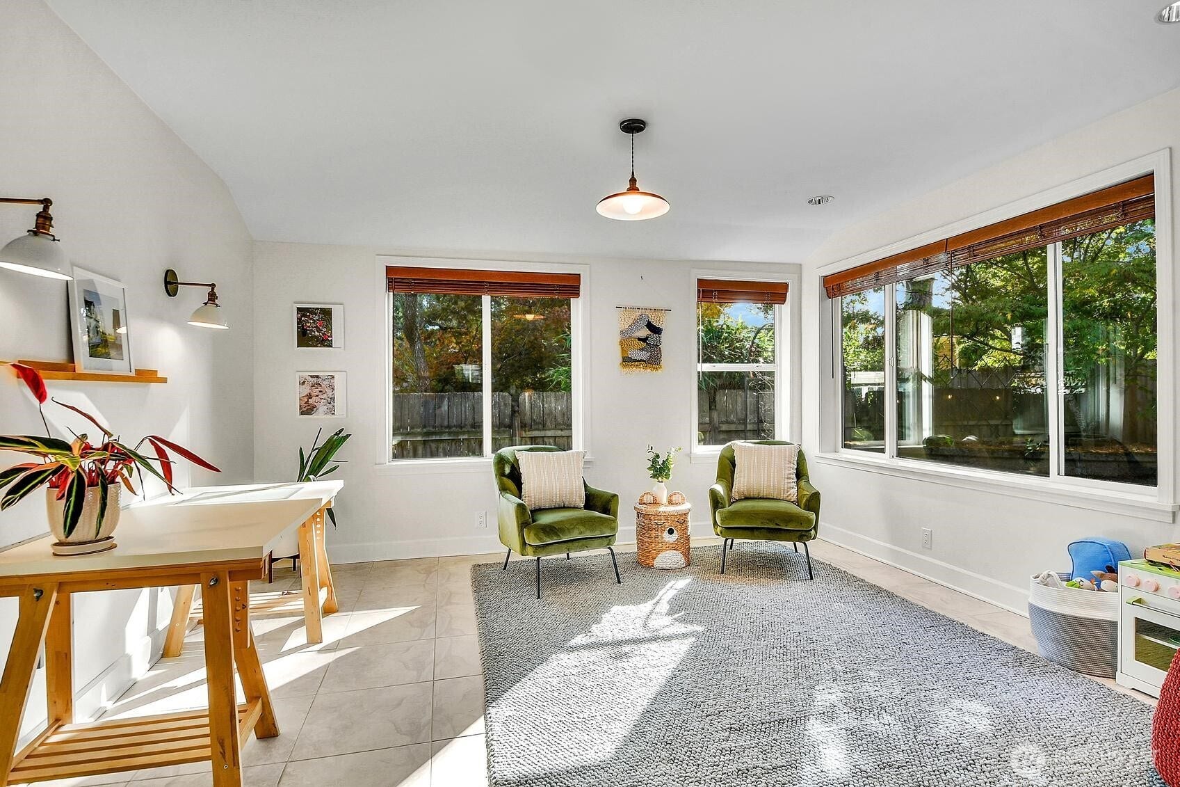 9013 25th Avenue NE, Seattle, WA 98115 Bright and warm space to be creative and play!