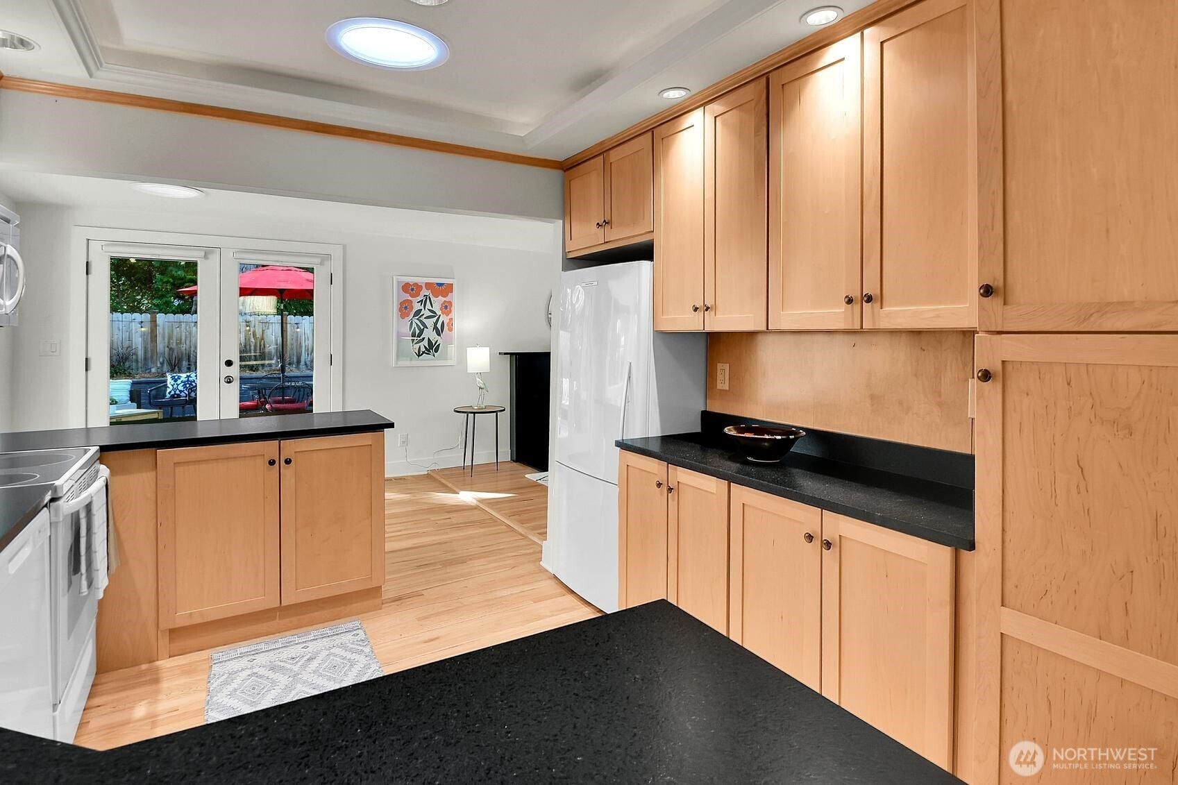 9013 25th Avenue NE, Seattle, WA 98115 Indoor/outdoor flow!