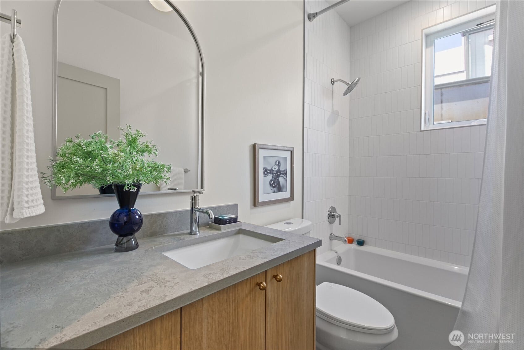 4469 Linden Avenue N, Seattle, WA 98103 2nd Floor Guest Bath