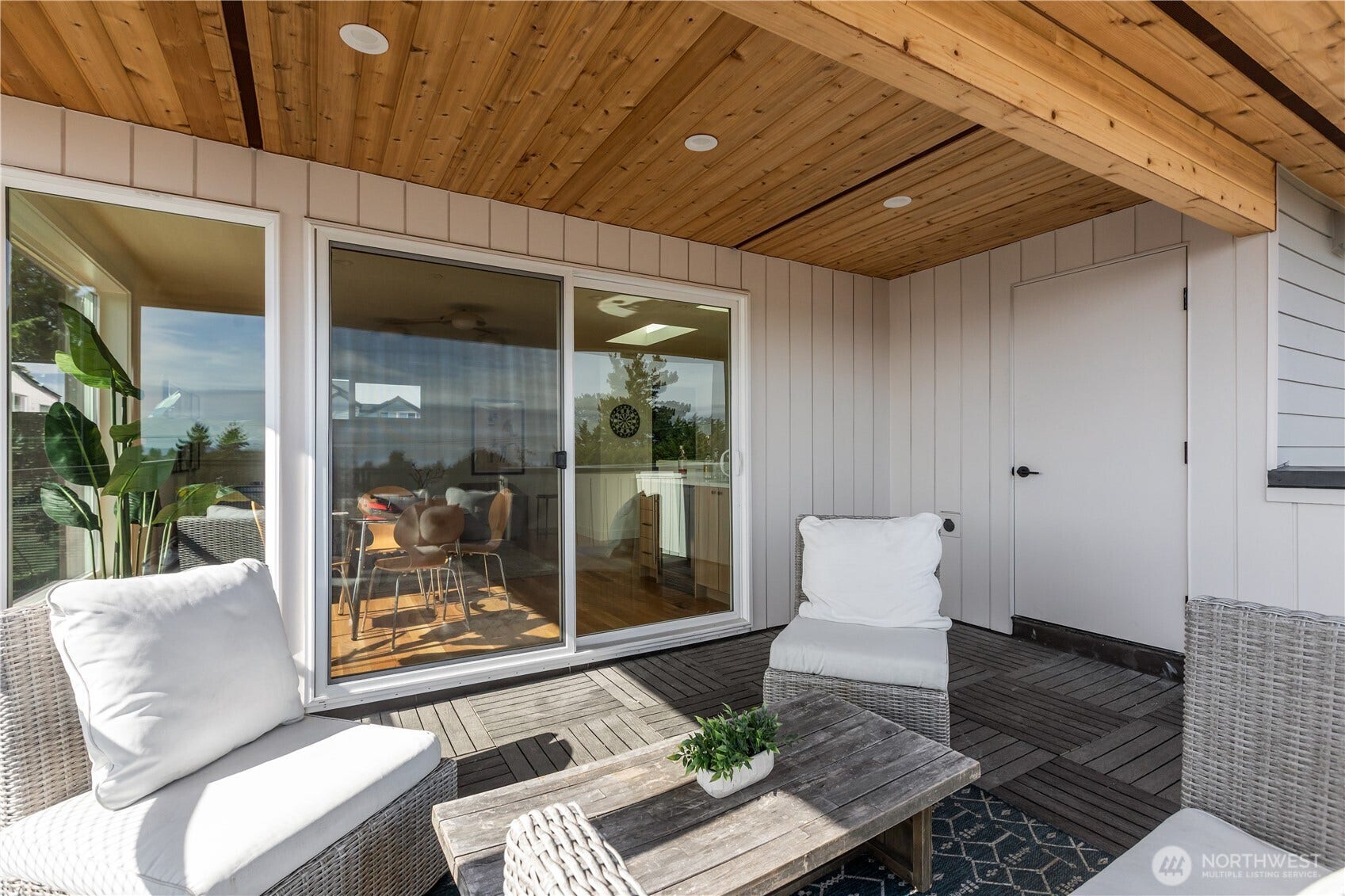 4469 Linden Avenue N, Seattle, WA 98103 Covered deck