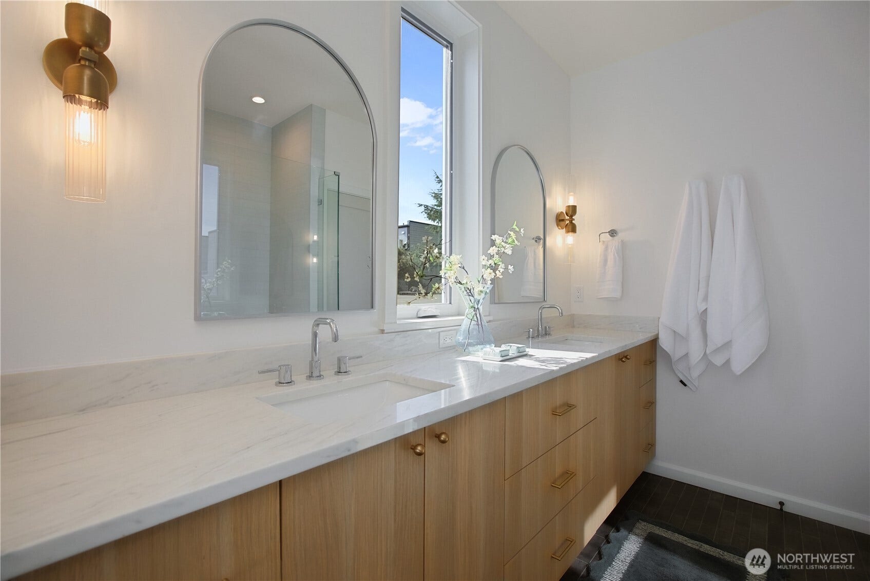 4469 Linden Avenue N, Seattle, WA 98103 Primary bath