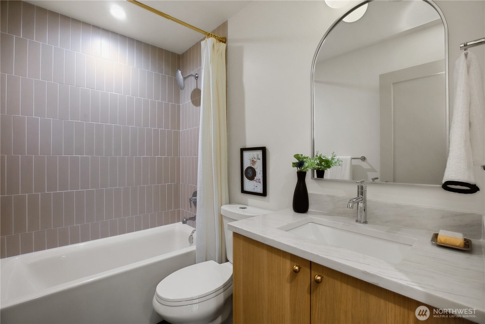 4469 Linden Avenue N, Seattle, WA 98103 1st Floor Bath