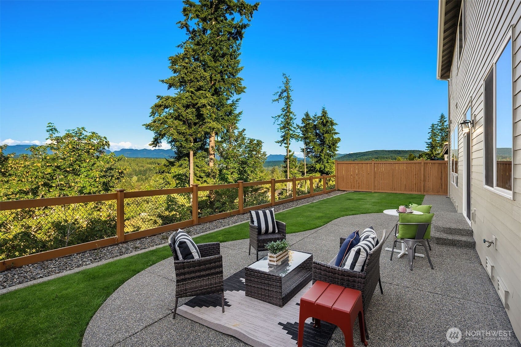 1836 273rd Place SE, Sammamish, WA 98075 A commanding ridge-top setting, lush green surroundings and panoramic Cascade Mountain views define the arrival to this exceptional Trossachs residence.